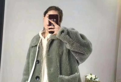 美女老板娘春节坚守海宁皮革城，线上线下同步发力皮衣与电子销售